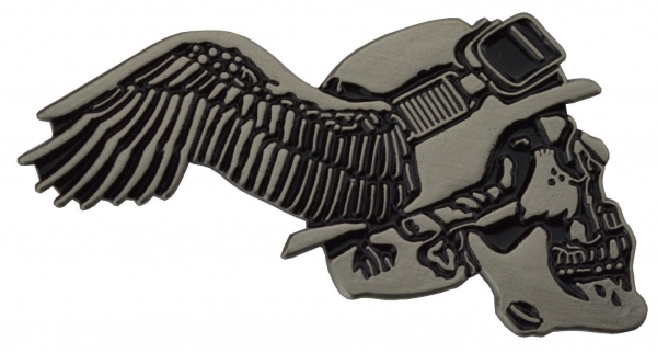 Ansteckpin Totenkopf mit Helm und Flügeln